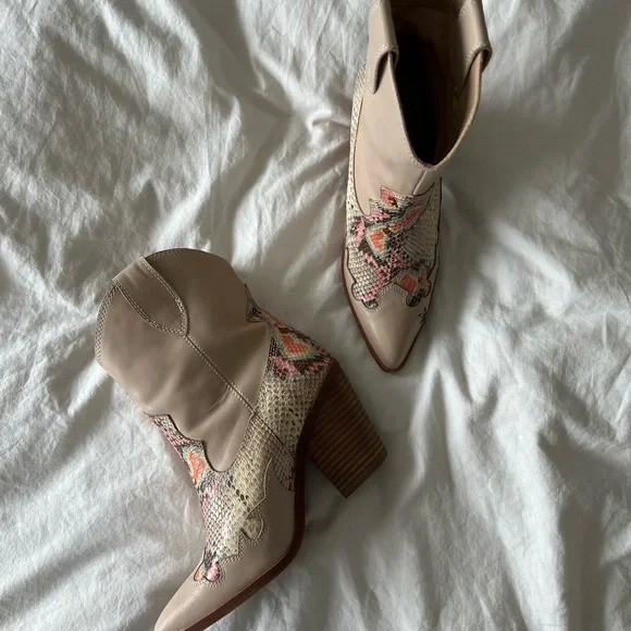 COPY - Aldo x Tezza Leather The Runaway Embossed Western Boots in Beige. - Picture 3 of 9